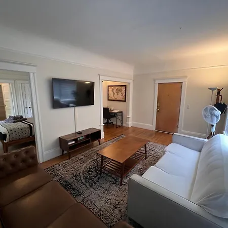 Spacious South Berkeley Apartment With Parking